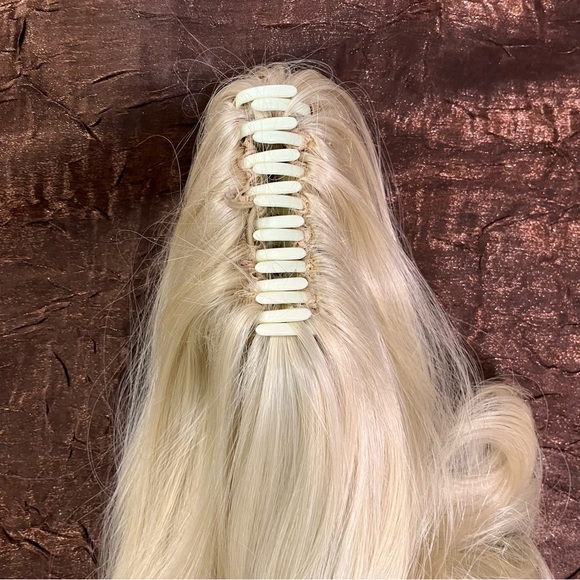 Claw clip w/attached Synthetic 12’ blonde ponytail curly - Picture 7 of 13